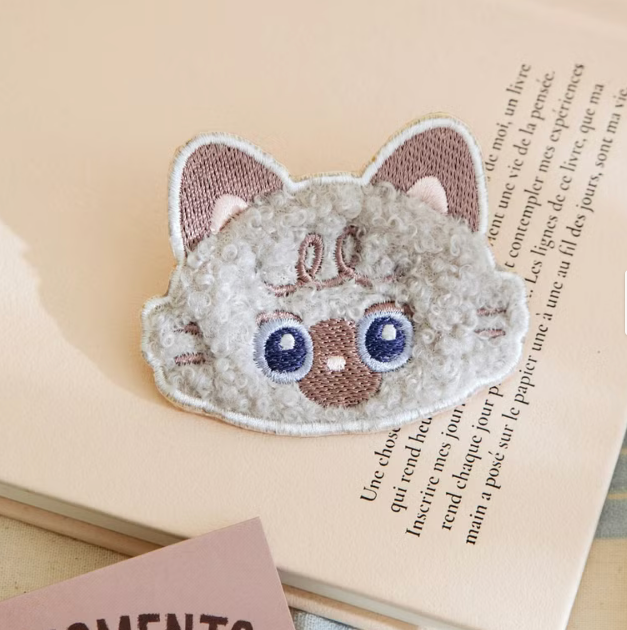 wwiinngg Plush Embroidered Pin - Muni the Siamese Cat